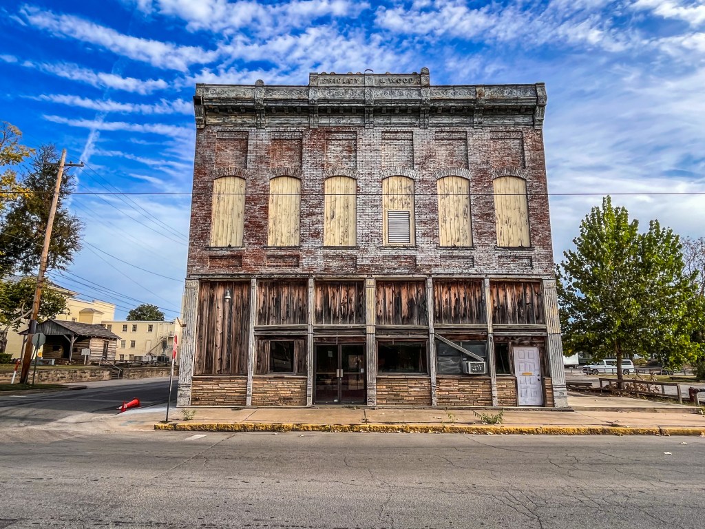 Van Buren, Arkansas, and the Crawford County Bank&nbsp;Building